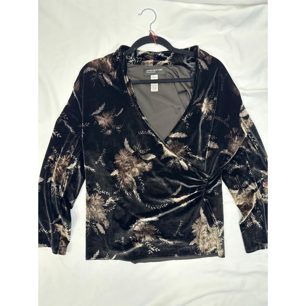 Jones New York floral top size XL with stretch 
Ptp-22
Length-25